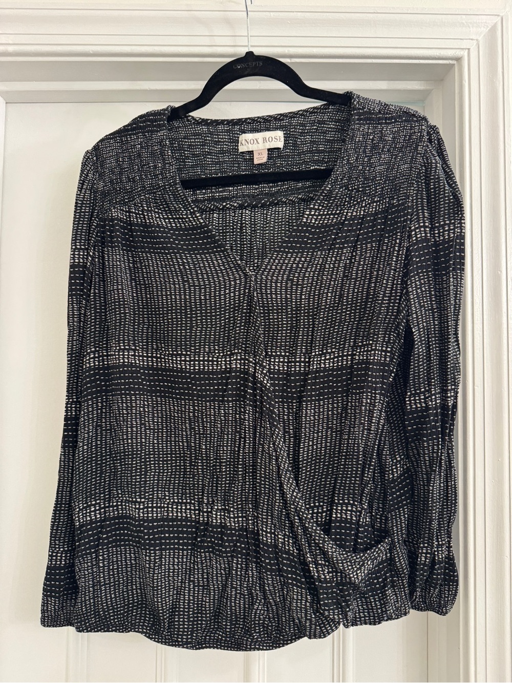 Knox Rose Black and White Knit V-Neck Top